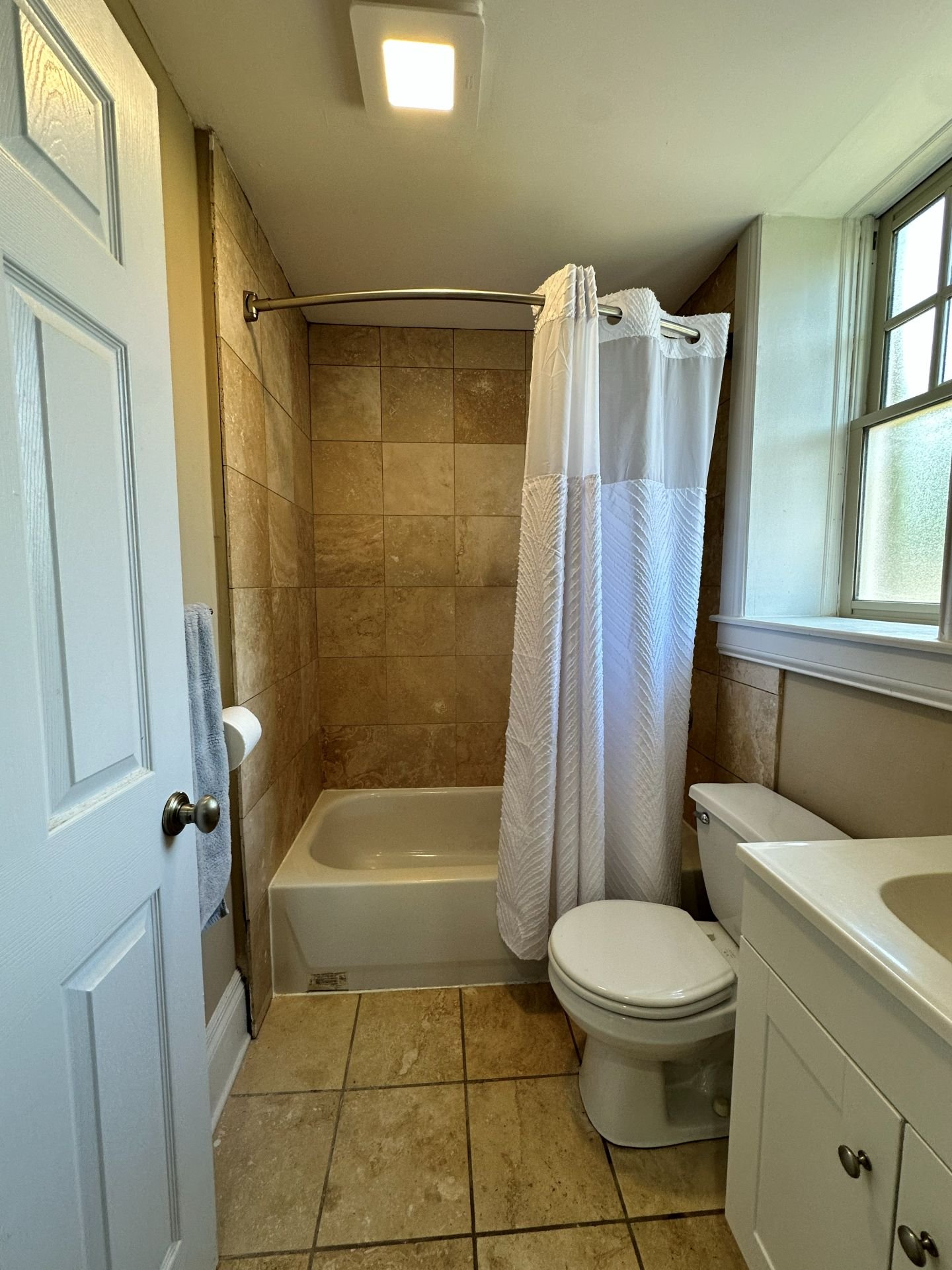 Unit 4238-1S — bathroom, alternate view